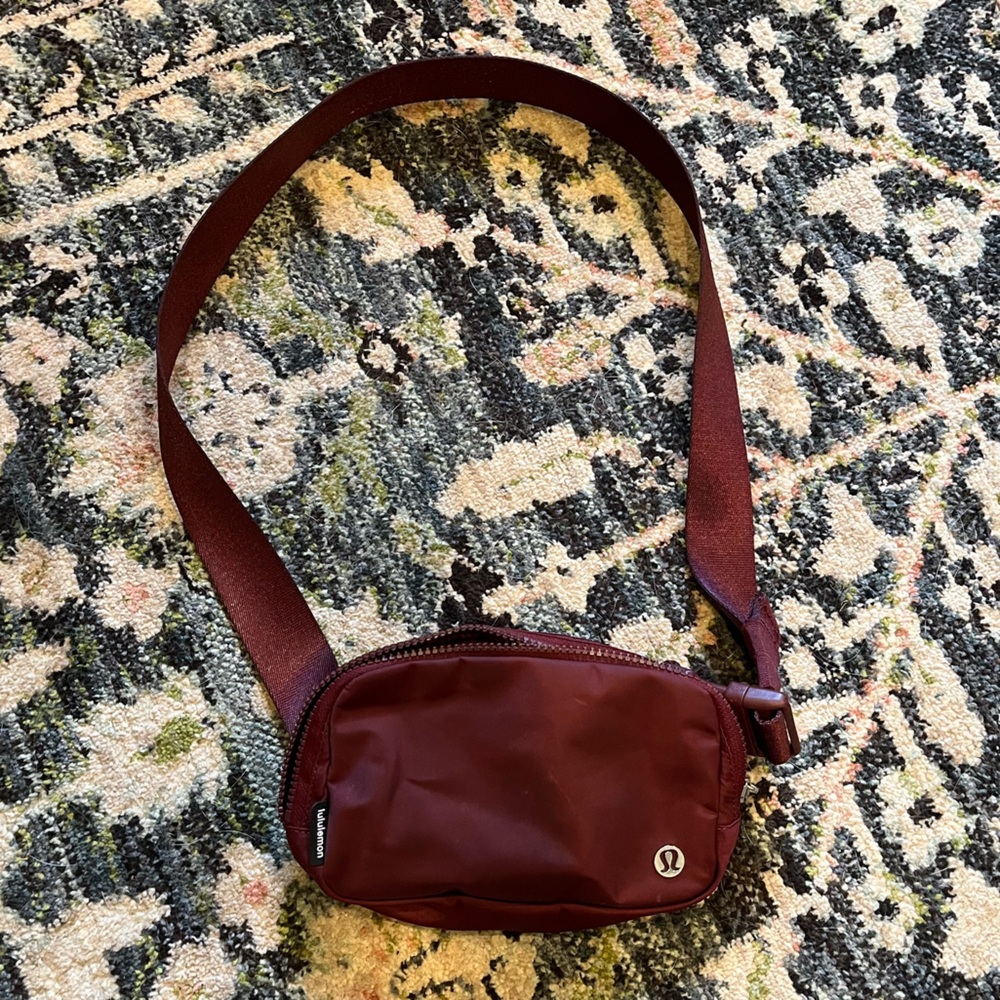Lululemon Everywhere belt bag in maroon/ burgandy